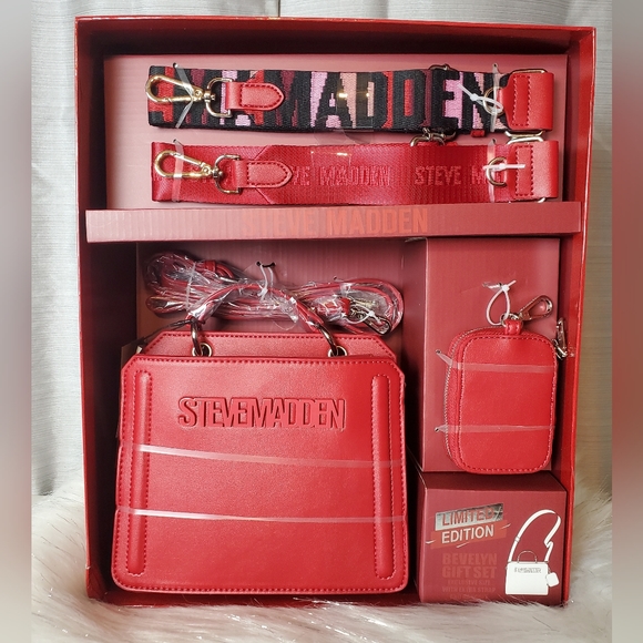 Steve Madden Handbags - STEVE MADDEN Chevy red bevelyn limited edition gift set